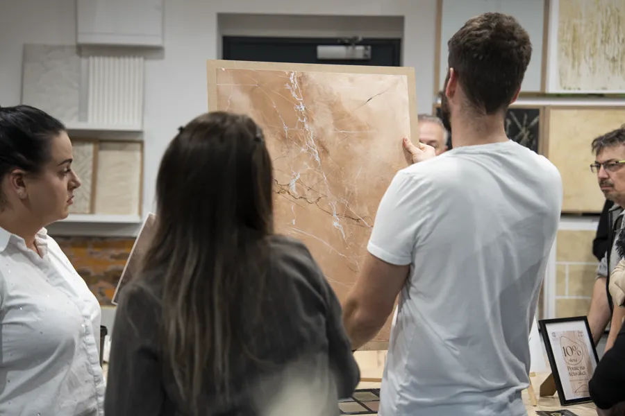 Účastník kurzu při aplikaci stěrky na zeď